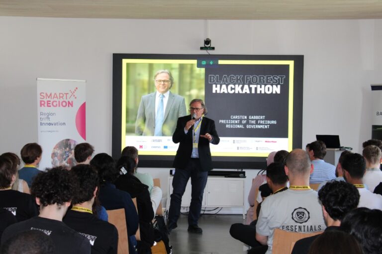 Carsten Gabbert spricht vor dem Publikum des Black Forest Hackathons